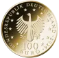 Preview: „Deutschland 100 Euro Gold Gedenkmünze 2025, Motiv: Aus dem Leben eines Taugenichts, dritte Ausgabe der Serie Meisterwerke der Deutschen Literatur, Vorderseite mit Bundesadler, Rückseite mit künstlerischer Darstellung aus dem Werk, Auflage 66.000 Stück, P