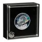 Preview: 1 Unze Silbermünze Australien 2026 „Brumby“ der Perth Mint in farbiger Ausführung. Das Motiv zeigt ein australisches Wildpferd auf einer Felsformation vor einem Vollmond und einem farbig gestalteten Sternenhimmel. Im Hintergrund sind Felsen und niedrige V