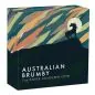 Preview: 1 Unze Silbermünze Australien 2026 „Brumby“ der Perth Mint in farbiger Ausführung. Das Motiv zeigt ein australisches Wildpferd auf einer Felsformation vor einem Vollmond und einem farbig gestalteten Sternenhimmel. Im Hintergrund sind Felsen und niedrige V