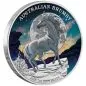 Preview: 1 Unze Silbermünze Australien 2026 „Brumby“ der Perth Mint in farbiger Ausführung. Das Motiv zeigt ein australisches Wildpferd auf einer Felsformation vor einem Vollmond und einem farbig gestalteten Sternenhimmel. Im Hintergrund sind Felsen und niedrige V