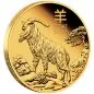 Preview: 1/10 Unze Goldmünze Australien 2027 „Jahr der Ziege“ der Perth Mint aus der Lunar Serie III in Polierter Platte. Das Motiv zeigt eine Ziege auf einer felsigen Berglandschaft mit einem einzelnen Baum im Hintergrund.