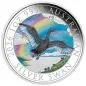 Preview: 1 Unze Silbermünze Australien 2026 „Australian Silver Swan“ der Perth Mint in farbiger Ausführung. Das Motiv zeigt einen schwarzen Schwan im Flug über einem See und einer Landschaft mit Regenbogen und Wolken.