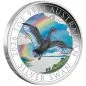 Preview: 1 Unze Silbermünze Australien 2026 „Australian Silver Swan“ der Perth Mint in farbiger Ausführung. Das Motiv zeigt einen schwarzen Schwan im Flug über einem See und einer Landschaft mit Regenbogen und Wolken.