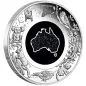 Preview: 1 Unze Silbermünze Australien 2026 „Great Southern Land – Nocturnal“ der Perth Mint in Polierter Platte. Die Rückseite zeigt eine natürliche, landkartenförmige Matrix-Opal-Einlage von Australien, umgeben von nachtaktiven australischen Tieren, Pflanzen, ei