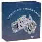 Preview: 1 Unze Silbermünze Australien 2026 „Great Southern Land – Nocturnal“ der Perth Mint in Polierter Platte. Die Rückseite zeigt eine natürliche, landkartenförmige Matrix-Opal-Einlage von Australien, umgeben von nachtaktiven australischen Tieren, Pflanzen, ei