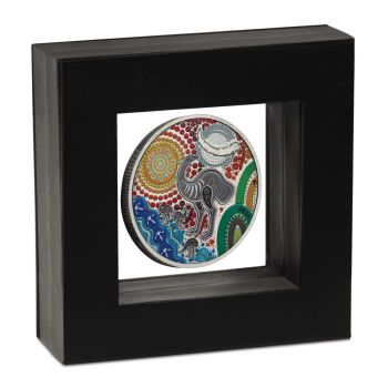 Silbermünze 2025 aus Australien mit farbigem Emu-Motiv im Antique Finish, 2 Unzen Feinsilber, Auslieferung in Etui mit Zertifikat, limitierte Auflage von 2.000 Stück.