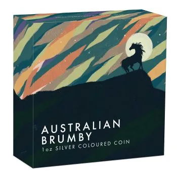 1 Unze Silbermünze Australien 2026 „Brumby“ der Perth Mint in farbiger Ausführung. Das Motiv zeigt ein australisches Wildpferd auf einer Felsformation vor einem Vollmond und einem farbig gestalteten Sternenhimmel. Im Hintergrund sind Felsen und niedrige V