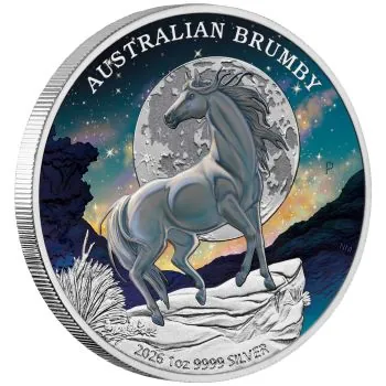 1 Unze Silbermünze Australien 2026 „Brumby“ der Perth Mint in farbiger Ausführung. Das Motiv zeigt ein australisches Wildpferd auf einer Felsformation vor einem Vollmond und einem farbig gestalteten Sternenhimmel. Im Hintergrund sind Felsen und niedrige V
