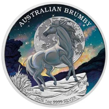 1 Unze Silbermünze Australien 2026 „Brumby“ der Perth Mint in farbiger Ausführung. Das Motiv zeigt ein australisches Wildpferd auf einer Felsformation vor einem Vollmond und einem farbig gestalteten Sternenhimmel. Im Hintergrund sind Felsen und niedrige V