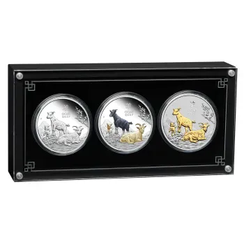 Trio Set mit drei 1 Unze Silbermünzen Australien 2027 „Jahr der Ziege“ der Perth Mint aus der Lunar Serie III. Die drei Münzen zeigen jeweils drei Ziegen unter einem Pflaumenblütenbaum und sind unterschiedlich ausgeführt: Polierte Platte, farbige Gestaltu