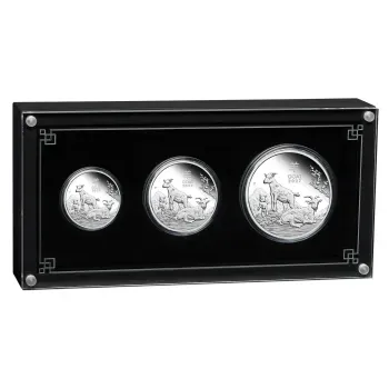 3er Silbermünzen Set Australien 2027 „Jahr der Ziege“ der Perth Mint aus der Lunar Serie III. Das Set enthält drei Silbermünzen in den Größen 2 Unzen, 1 Unze und 1/2 Unze mit dem Motiv einer ausgewachsenen Ziege, einer jungen Ziege und eines Zickleins unt