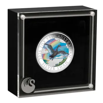 1 Unze Silbermünze Australien 2026 „Australian Silver Swan“ der Perth Mint in farbiger Ausführung. Das Motiv zeigt einen schwarzen Schwan im Flug über einem See und einer Landschaft mit Regenbogen und Wolken.