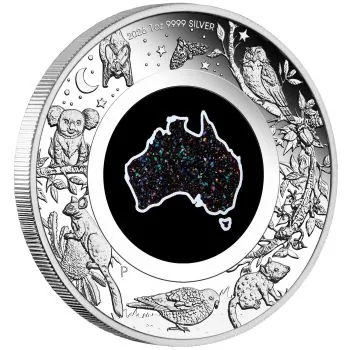 1 Unze Silbermünze Australien 2026 „Great Southern Land – Nocturnal“ der Perth Mint in Polierter Platte. Die Rückseite zeigt eine natürliche, landkartenförmige Matrix-Opal-Einlage von Australien, umgeben von nachtaktiven australischen Tieren, Pflanzen, ei