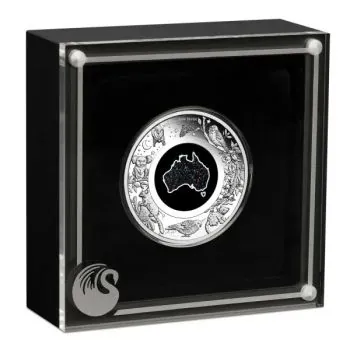 1 Unze Silbermünze Australien 2026 „Great Southern Land – Nocturnal“ der Perth Mint in Polierter Platte. Die Rückseite zeigt eine natürliche, landkartenförmige Matrix-Opal-Einlage von Australien, umgeben von nachtaktiven australischen Tieren, Pflanzen, ei