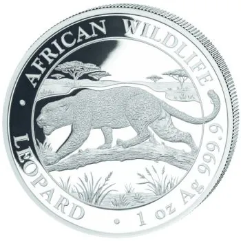 1 Unze Silbermünze Somalia 2026 aus der Serie African Wildlife mit dem Motiv eines Leoparden, der über einen Baumstamm schreitet. Im Hintergrund sind eine afrikanische Savannenlandschaft und Akazienbäume zu sehen. Auf der Münze stehen die Angaben African