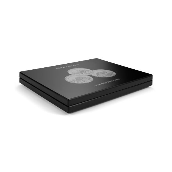 Schwarze LEUCHTTURM Münzkassette mit veloursartiger Einlage für 20 Emu-Silbermünzen in Originalkapseln. Mit silberfarbenen Emu-Motiven auf dem Deckel, gepolstertem Satin-Deckelkissen und Magnetverschluss.