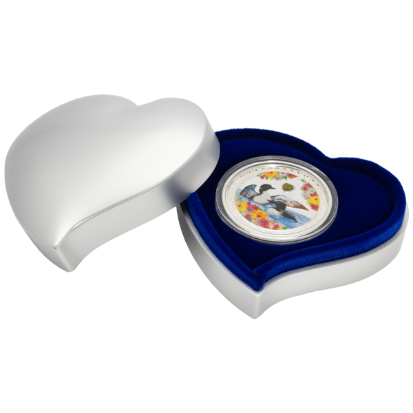 1 oz Silbermünze Niue 2026 in Polierter Platte, romantisches Motiv mit zwei Great Northern Divers, verziert mit farbigen Ornamenten und einem eingesetzten Zirkonia-Stein. Verpackt im hochwertigen Etui mit farbigem Umkarton.