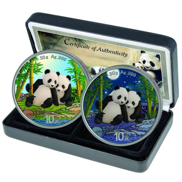 2×30 g Silbermünzen China 2026 Panda SET Night & Day in Farbe, geprägt von der China Mint, Vorderseiten mit Himmelstempel, Rückseiten mit farblich gestalteten Panda-Motiven, inkl. Münzetui und Echtheitszertifikat.“