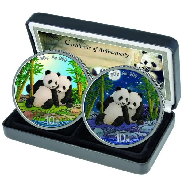 2×30 g Silbermünzen China 2026 Panda SET Night & Day in Farbe, geprägt von der China Mint, Vorderseiten mit Himmelstempel, Rückseiten mit farblich gestalteten Panda-Motiven, inkl. Münzetui und Echtheitszertifikat.“