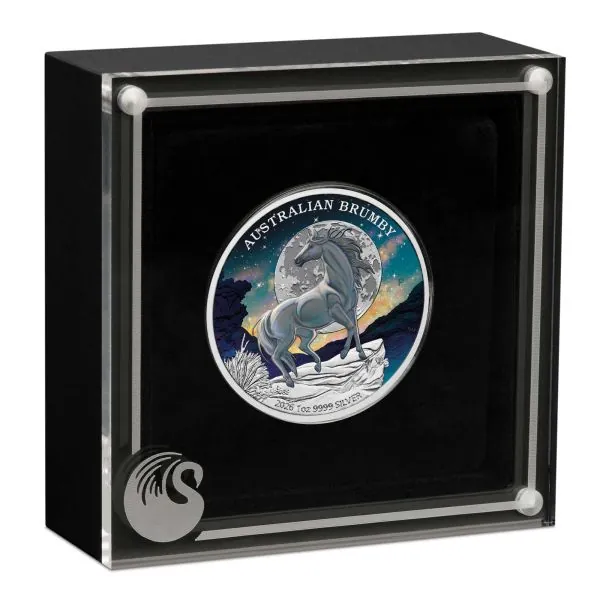 1 Unze Silbermünze Australien 2026 „Brumby“ der Perth Mint in farbiger Ausführung. Das Motiv zeigt ein australisches Wildpferd auf einer Felsformation vor einem Vollmond und einem farbig gestalteten Sternenhimmel. Im Hintergrund sind Felsen und niedrige V