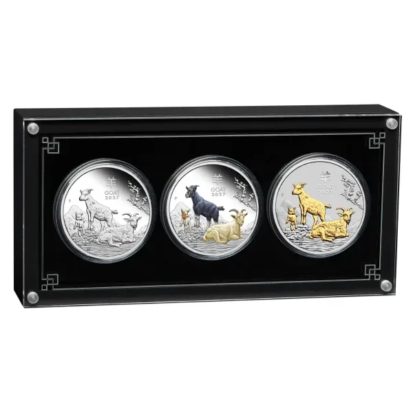 Trio Set mit drei 1 Unze Silbermünzen Australien 2027 „Jahr der Ziege“ der Perth Mint aus der Lunar Serie III. Die drei Münzen zeigen jeweils drei Ziegen unter einem Pflaumenblütenbaum und sind unterschiedlich ausgeführt: Polierte Platte, farbige Gestaltu