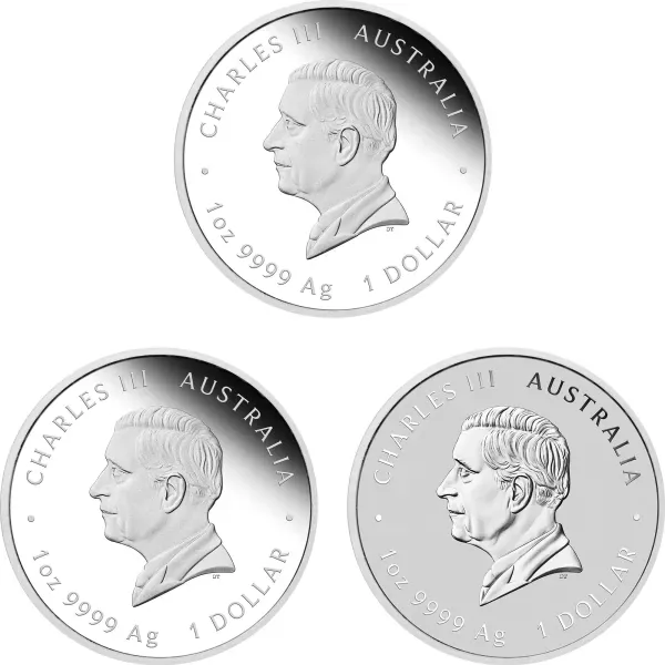 Trio Set mit drei 1 Unze Silbermünzen Australien 2027 „Jahr der Ziege“ der Perth Mint aus der Lunar Serie III. Die drei Münzen zeigen jeweils drei Ziegen unter einem Pflaumenblütenbaum und sind unterschiedlich ausgeführt: Polierte Platte, farbige Gestaltu