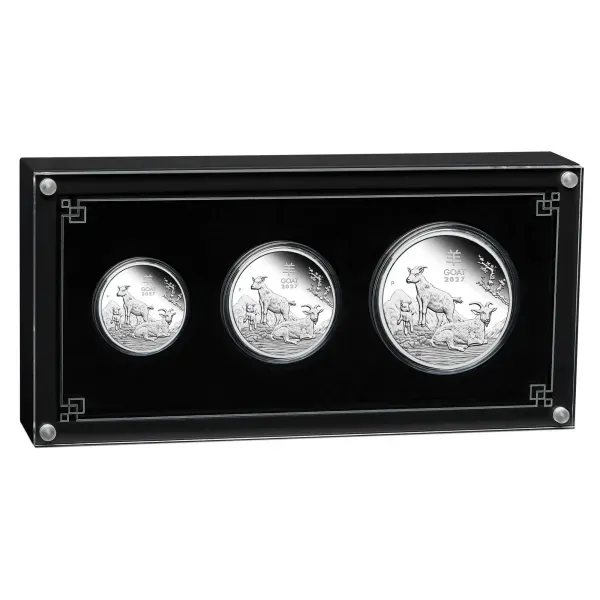 3er Silbermünzen Set Australien 2027 „Jahr der Ziege“ der Perth Mint aus der Lunar Serie III. Das Set enthält drei Silbermünzen in den Größen 2 Unzen, 1 Unze und 1/2 Unze mit dem Motiv einer ausgewachsenen Ziege, einer jungen Ziege und eines Zickleins unt