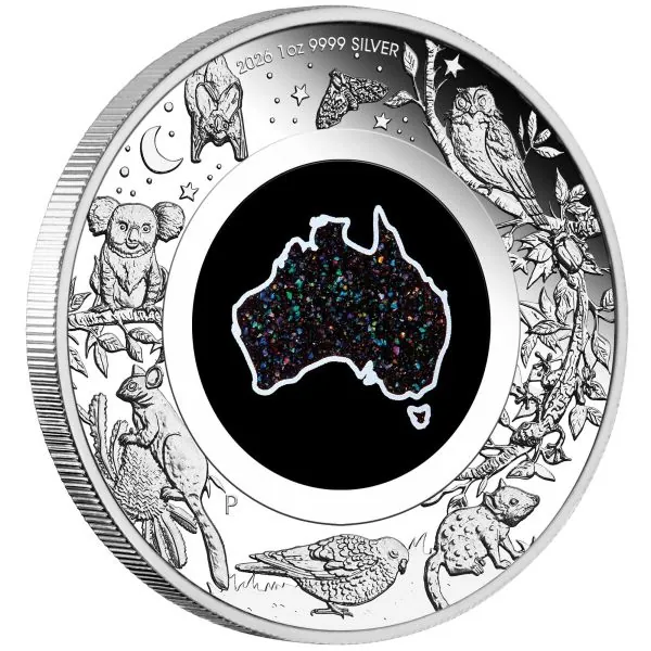 1 Unze Silbermünze Australien 2026 „Great Southern Land – Nocturnal“ der Perth Mint in Polierter Platte. Die Rückseite zeigt eine natürliche, landkartenförmige Matrix-Opal-Einlage von Australien, umgeben von nachtaktiven australischen Tieren, Pflanzen, ei