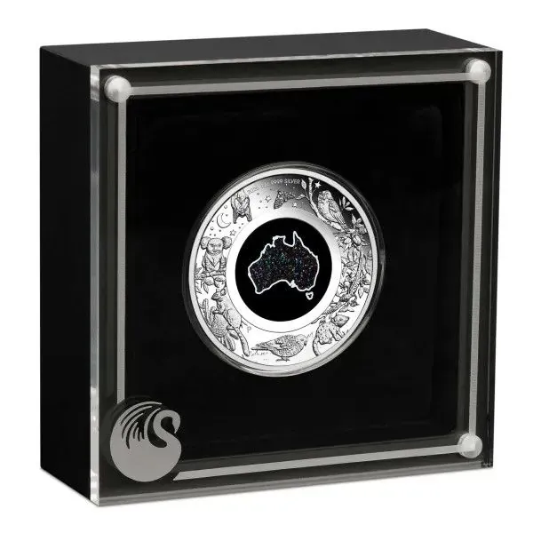 1 Unze Silbermünze Australien 2026 „Great Southern Land – Nocturnal“ der Perth Mint in Polierter Platte. Die Rückseite zeigt eine natürliche, landkartenförmige Matrix-Opal-Einlage von Australien, umgeben von nachtaktiven australischen Tieren, Pflanzen, ei