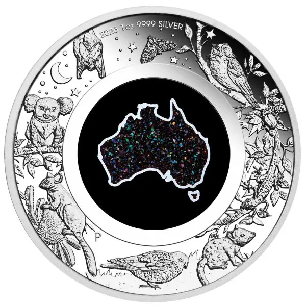 1 Unze Silbermünze Australien 2026 „Great Southern Land – Nocturnal“ der Perth Mint in Polierter Platte. Die Rückseite zeigt eine natürliche, landkartenförmige Matrix-Opal-Einlage von Australien, umgeben von nachtaktiven australischen Tieren, Pflanzen, ei