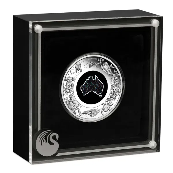 1 Unze Silbermünze Australien 2026 „Great Southern Land – Nocturnal“ der Perth Mint in Polierter Platte. Die Rückseite zeigt eine natürliche, landkartenförmige Matrix-Opal-Einlage von Australien, umgeben von nachtaktiven australischen Tieren, Pflanzen, ei