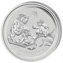 10 Unzen Silbermünze Australien 2016 aus der Lunar Serie II mit dem Motiv eines Affen. Auf der Münzseite sind der Affe, das chinesische Schriftzeichen und die Bezeichnung „YEAR OF THE MONKEY“ zu sehen.