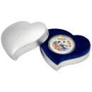 1 oz Silbermünze Niue 2026 in Polierter Platte, romantisches Motiv mit zwei Great Northern Divers, verziert mit farbigen Ornamenten und einem eingesetzten Zirkonia-Stein. Verpackt im hochwertigen Etui mit farbigem Umkarton.