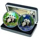 2×30 g Silbermünzen China 2026 Panda SET Night & Day in Farbe, geprägt von der China Mint, Vorderseiten mit Himmelstempel, Rückseiten mit farblich gestalteten Panda-Motiven, inkl. Münzetui und Echtheitszertifikat.“