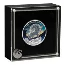 1 Unze Silbermünze Australien 2026 „Brumby“ der Perth Mint in farbiger Ausführung. Das Motiv zeigt ein australisches Wildpferd auf einer Felsformation vor einem Vollmond und einem farbig gestalteten Sternenhimmel. Im Hintergrund sind Felsen und niedrige V