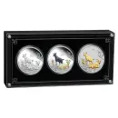 Trio Set mit drei 1 Unze Silbermünzen Australien 2027 „Jahr der Ziege“ der Perth Mint aus der Lunar Serie III. Die drei Münzen zeigen jeweils drei Ziegen unter einem Pflaumenblütenbaum und sind unterschiedlich ausgeführt: Polierte Platte, farbige Gestaltu