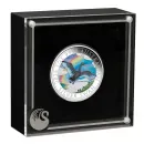 1 Unze Silbermünze Australien 2026 „Australian Silver Swan“ der Perth Mint in farbiger Ausführung. Das Motiv zeigt einen schwarzen Schwan im Flug über einem See und einer Landschaft mit Regenbogen und Wolken.