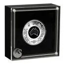 1 Unze Silbermünze Australien 2026 „Great Southern Land – Nocturnal“ der Perth Mint in Polierter Platte. Die Rückseite zeigt eine natürliche, landkartenförmige Matrix-Opal-Einlage von Australien, umgeben von nachtaktiven australischen Tieren, Pflanzen, ei
