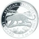 1 Unze Silbermünze Somalia 2026 aus der Serie African Wildlife mit dem Motiv eines Leoparden, der über einen Baumstamm schreitet. Im Hintergrund sind eine afrikanische Savannenlandschaft und Akazienbäume zu sehen. Auf der Münze stehen die Angaben African